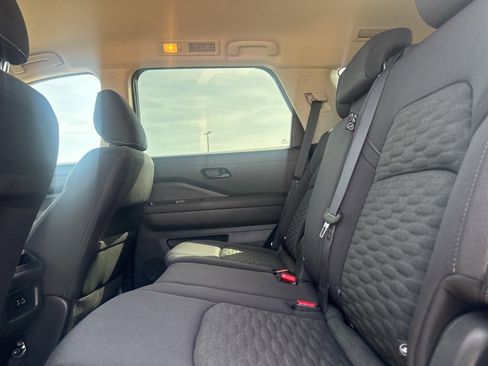 Used 2023 Nissan Pathfinder S image 32