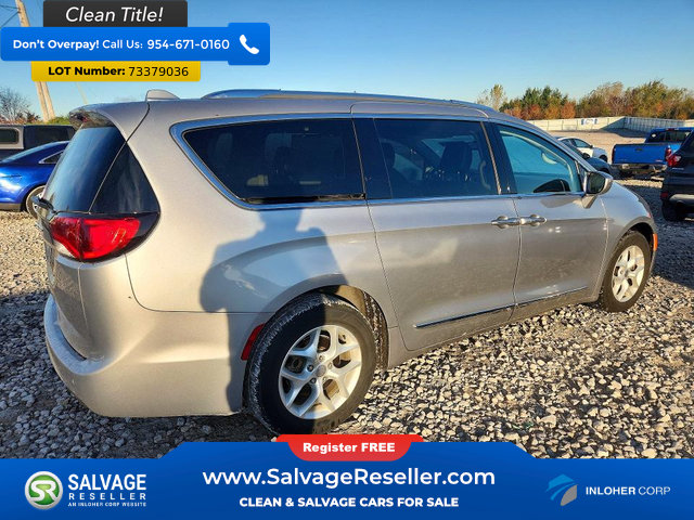 Used 2017 Chrysler Pacifica Touring-L Plus w/ Tire & Wheel Group FWD image 4