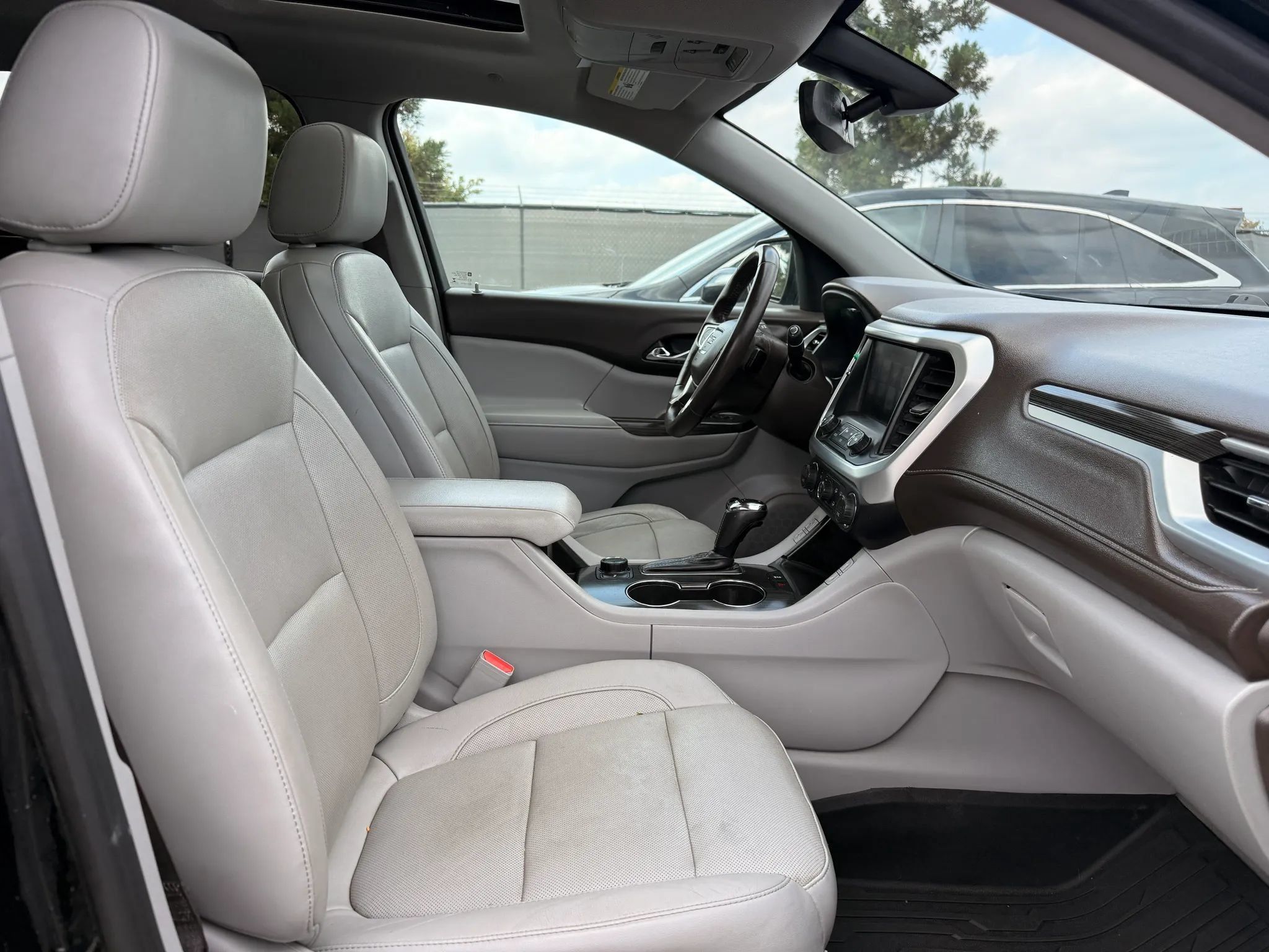 Used 2017 GMC Acadia SLT w/ LPO, Black Accent Package FWD image 17