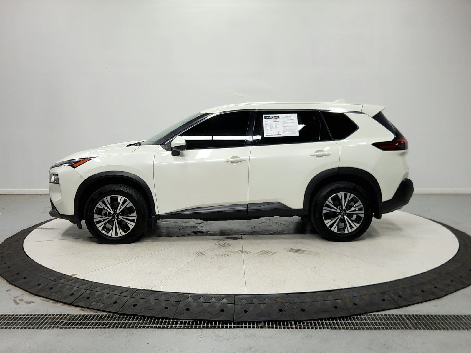 Used 2023 Nissan Rogue SV FWD image 5