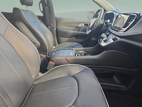 New 2026 Chrysler Pacifica Limited image 11