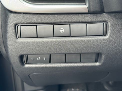 Used 2022 Nissan Rogue SV FWD image 16