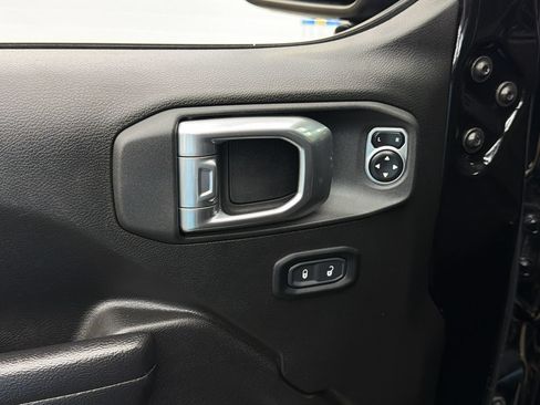 Used 2024 Jeep Wrangler Unlimited w/ Convenience Group AWD/4WD image 27