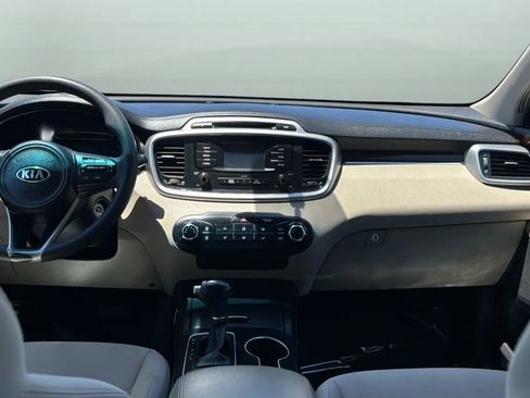 Used 2017 Kia Sorento FWD image 10
