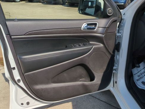 Used 2017 Jeep Grand Cherokee Altitude image 14