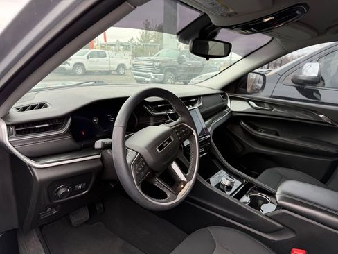 Used 2023 Jeep Grand Cherokee Laredo image 7