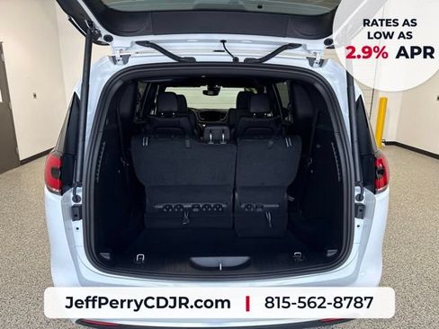 New 2027 Chrysler Pacifica Select FWD image 24