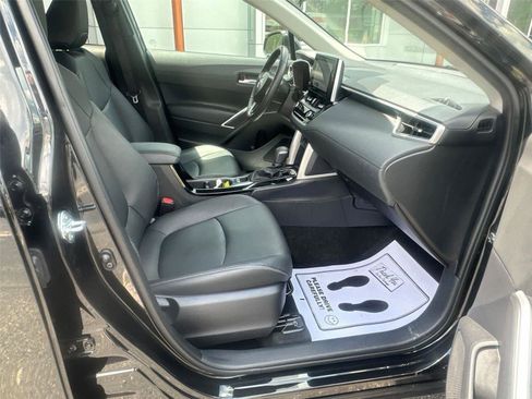 Used 2025 Toyota Corolla Cross XLE FWD image 9