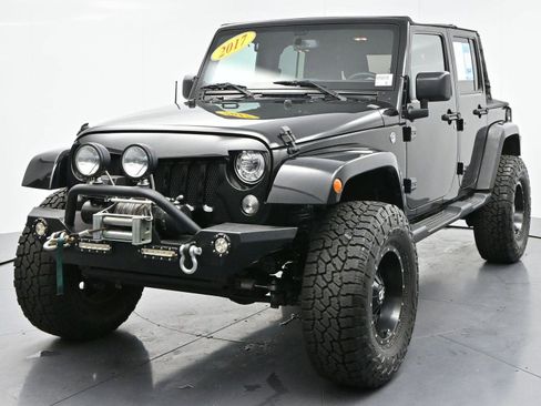 Used 2017 Jeep Wrangler Unlimited Sahara w/ Connectivity Group AWD/4WD image 3
