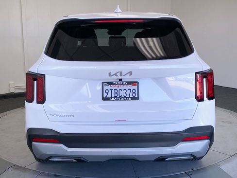 Certified 2025 Kia Sorento LX image 4