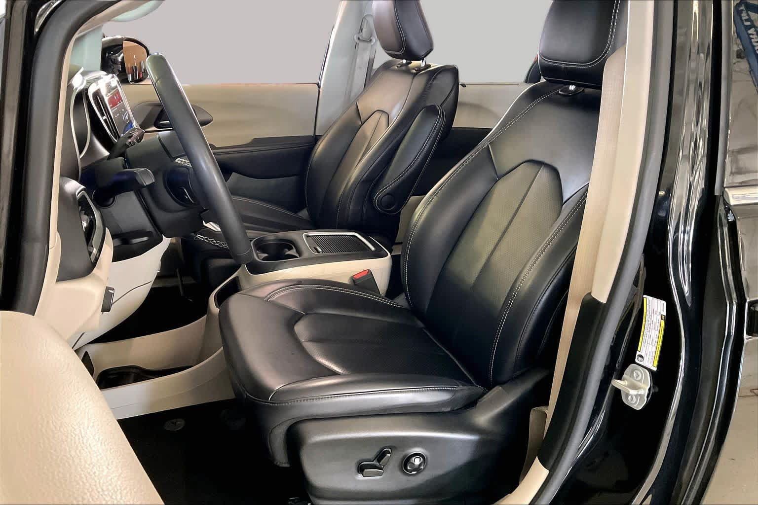 Used 2024 Chrysler Pacifica Touring-L FWD image 7