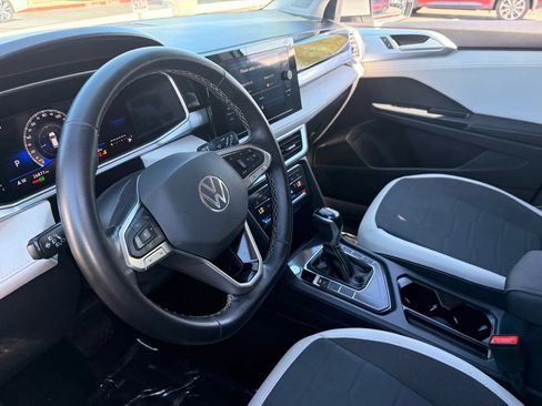 Used 2025 Volkswagen Taos SE FWD image 17