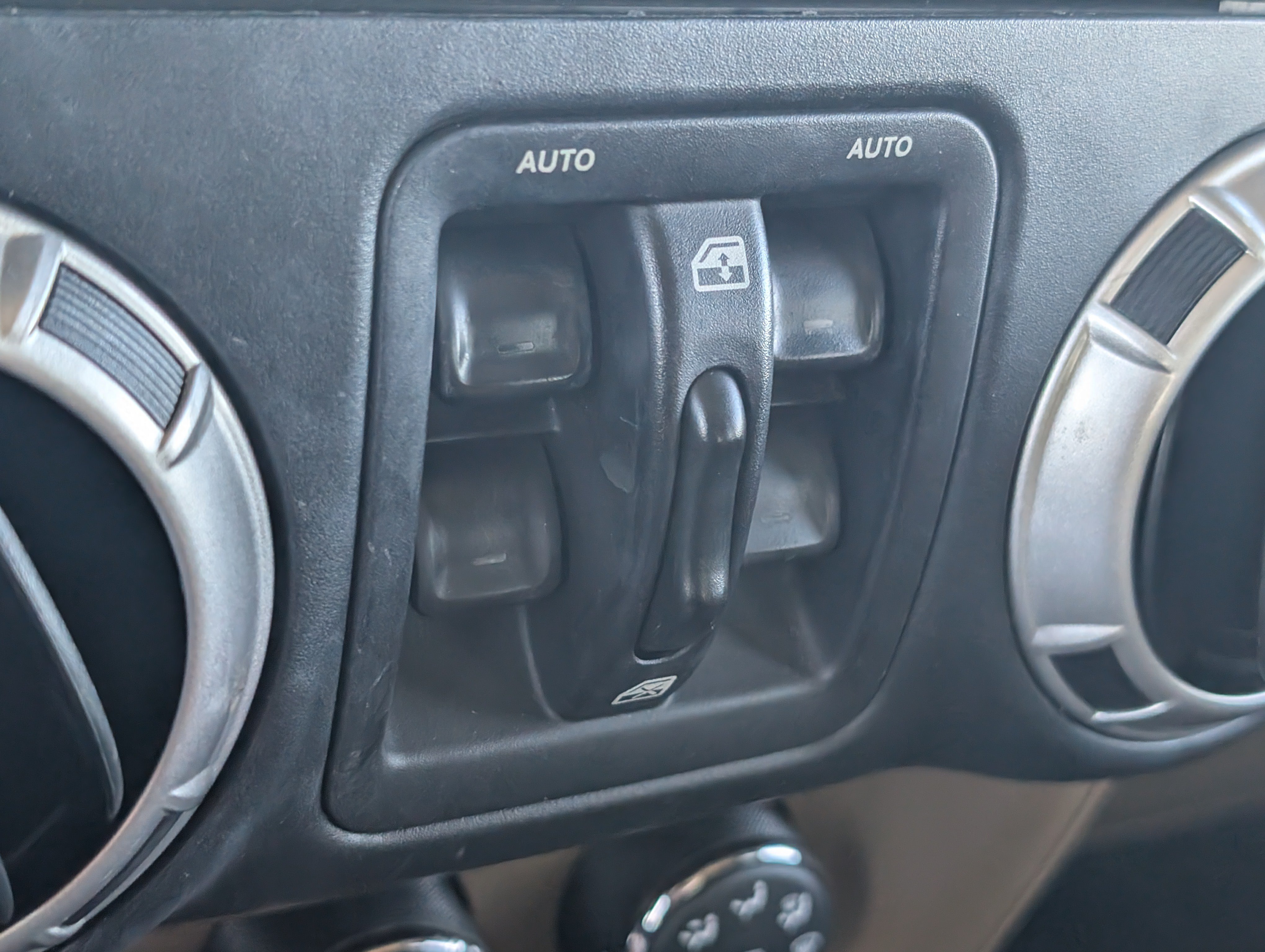 Used 2015 Jeep Wrangler Unlimited Sahara w/ Connectivity Group AWD/4WD image 10