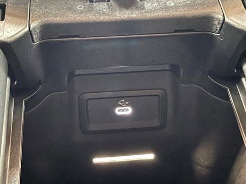 Used 2025 Mercedes-Benz GLC 350e 4MATIC image 50