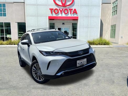 Used 2024 Toyota Venza XLE AWD/4WD image 2