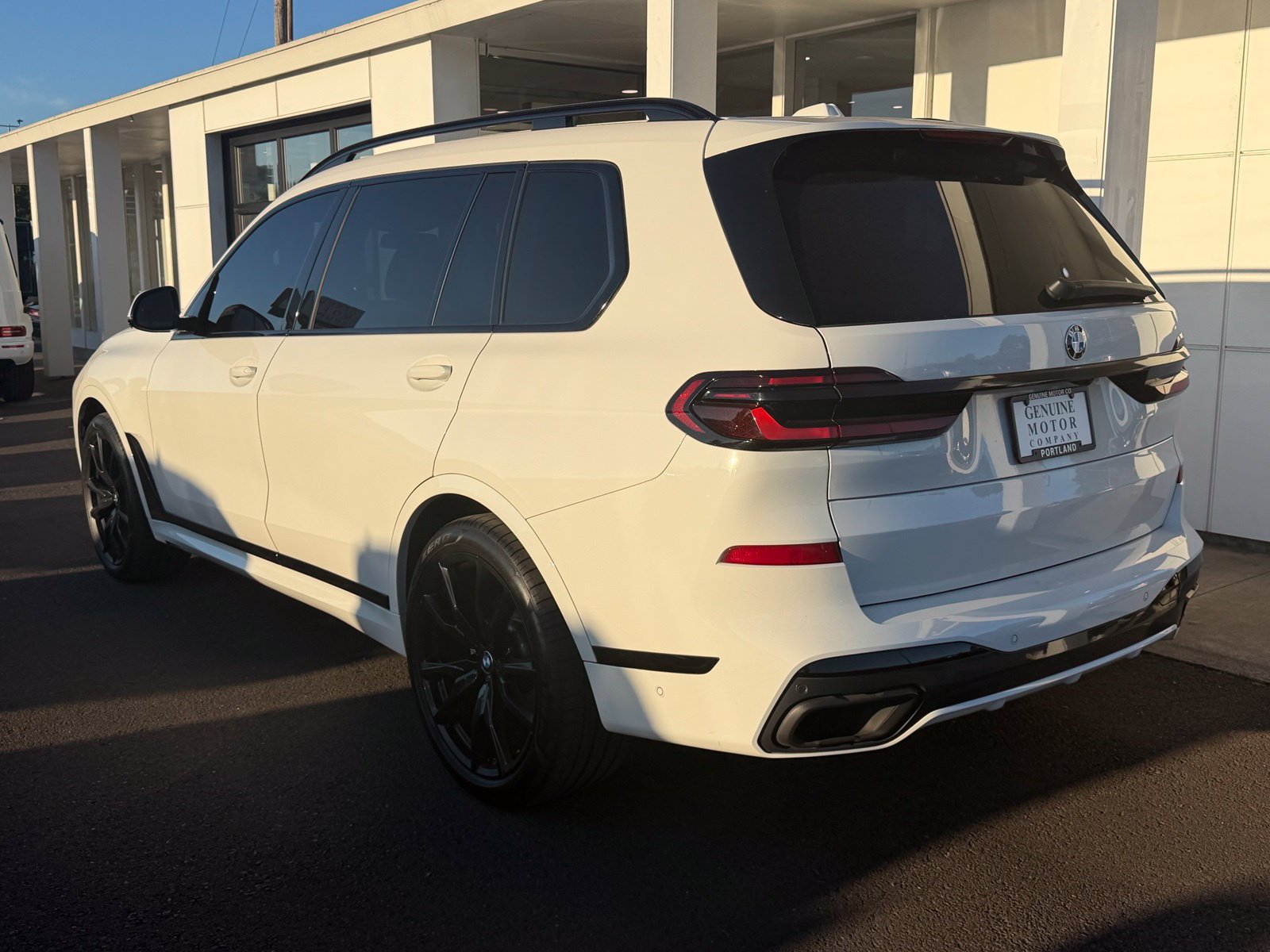 Used 2024 BMW X7 xDrive40i w/ M Sport Package AWD/4WD image 3