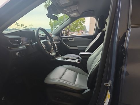 Used 2021 Ford Explorer XLT w/ Equipment Group 202A image 4