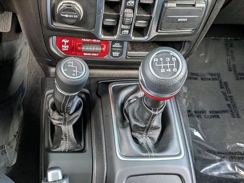 Used 2025 Jeep Wrangler Unlimited Rubicon AWD/4WD image 13