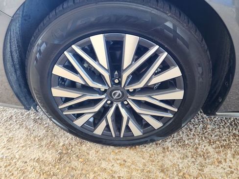 Used 2024 Nissan Altima 2.5 SV FWD image 21