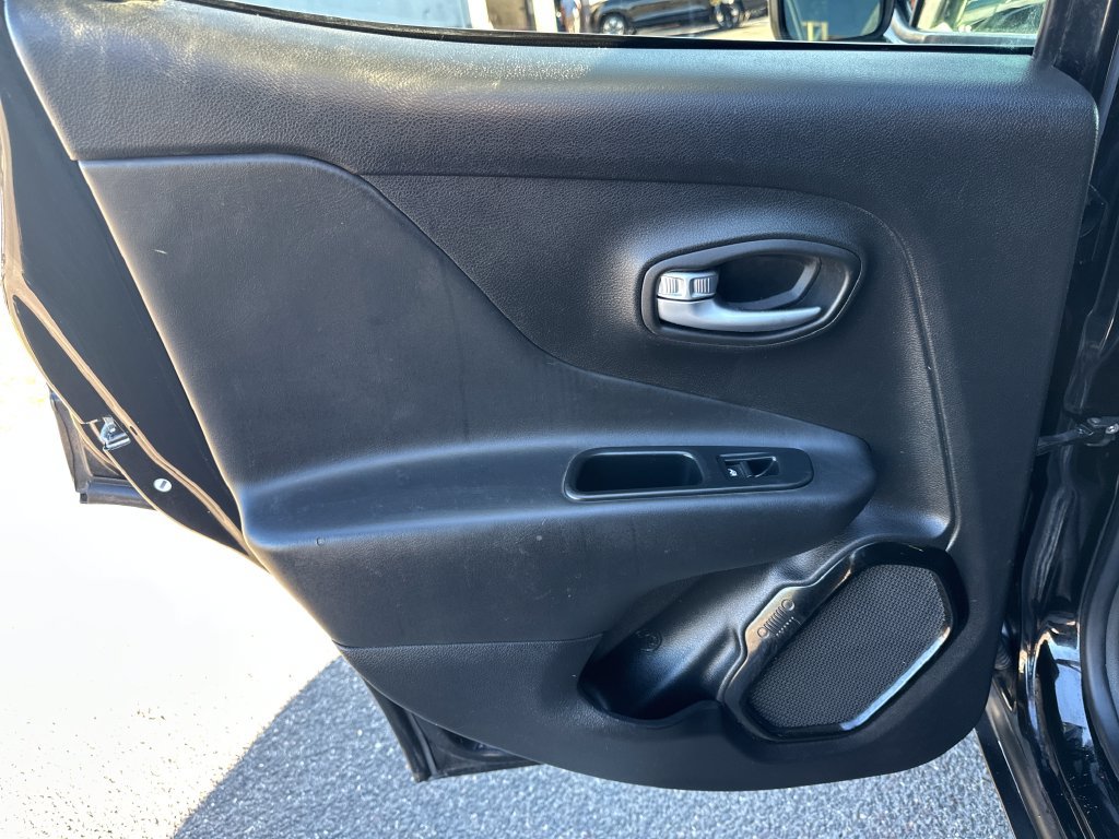 Used 2017 Jeep Renegade Altitude AWD/4WD image 15
