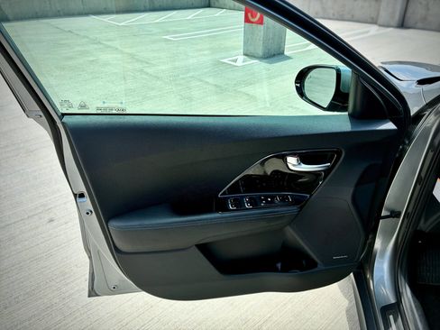 Used 2022 Kia Niro EX Premium FWD image 18