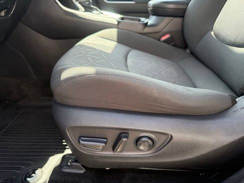 Used 2021 Toyota RAV4 XLE w/ Convenience Package AWD/4WD image 17