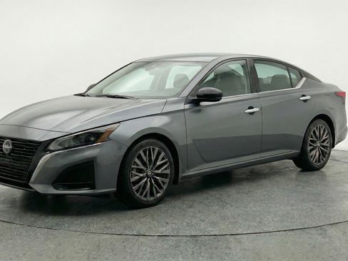 Used 2025 Nissan Altima 2.5 SV FWD image 3