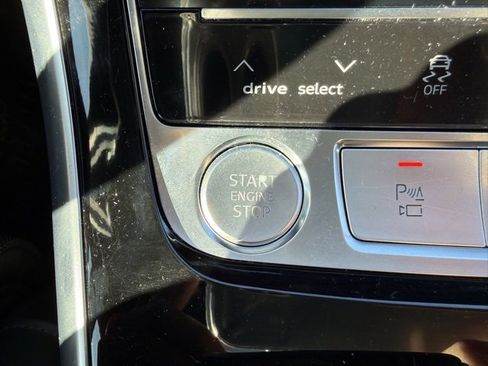 Used 2019 Audi Q8 Prestige w/ Luxury Package image 22