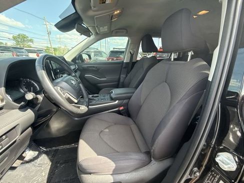 Used 2023 Toyota Highlander LE AWD/4WD image 11