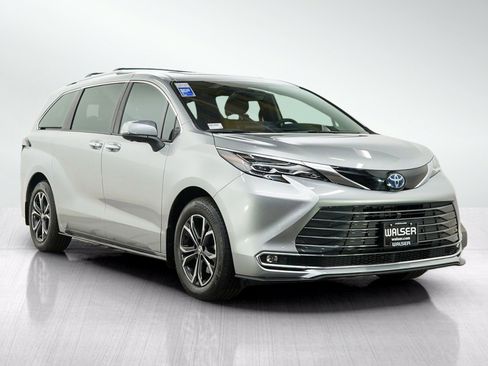 Used 2025 Toyota Sienna Platinum AWD/4WD image 9