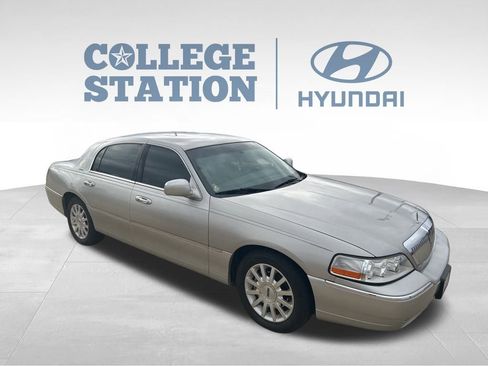 Used 2007 Lincoln Town Car Signature image 3