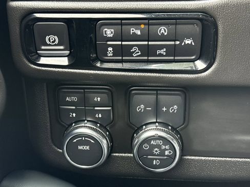 Used 2025 GMC Yukon XL AT4 w/ AT4 Premium Package image 29