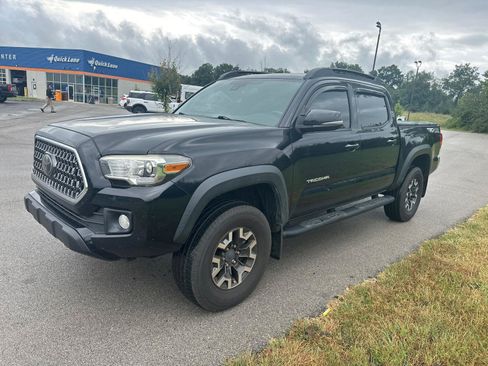 Used 2018 Toyota Tacoma TRD Off-Road AWD/4WD image 5