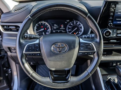 Used 2020 Toyota Highlander XLE FWD image 15