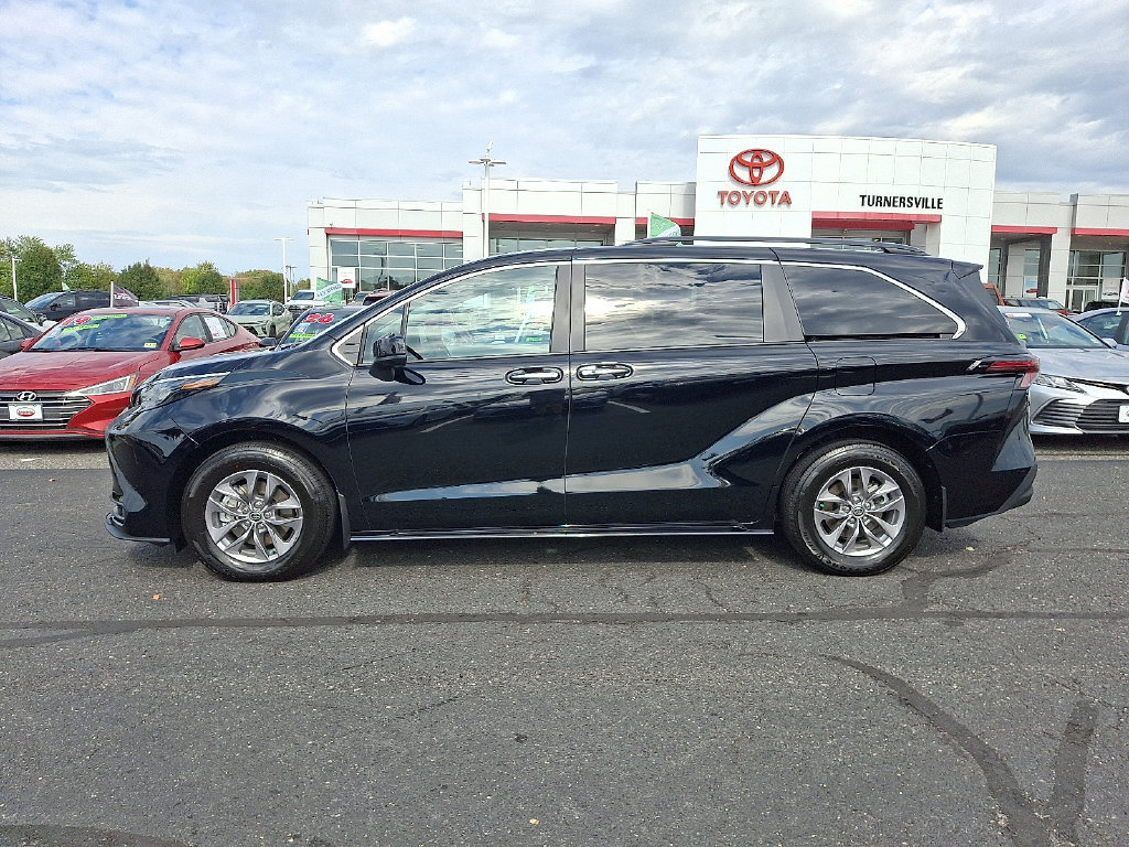 Used 2026 Toyota Sienna XLE FWD image 7