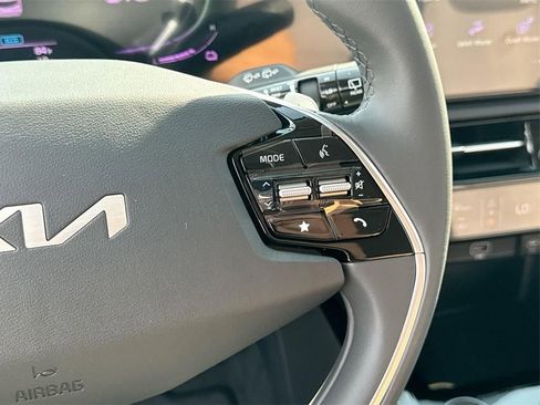 Certified 2025 Kia Niro EX image 24