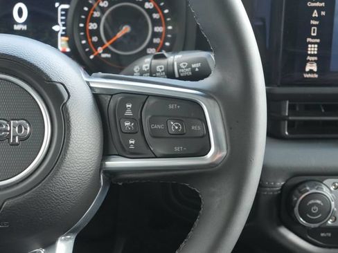 Used 2025 Jeep Wrangler Unlimited Sahara AWD/4WD image 19