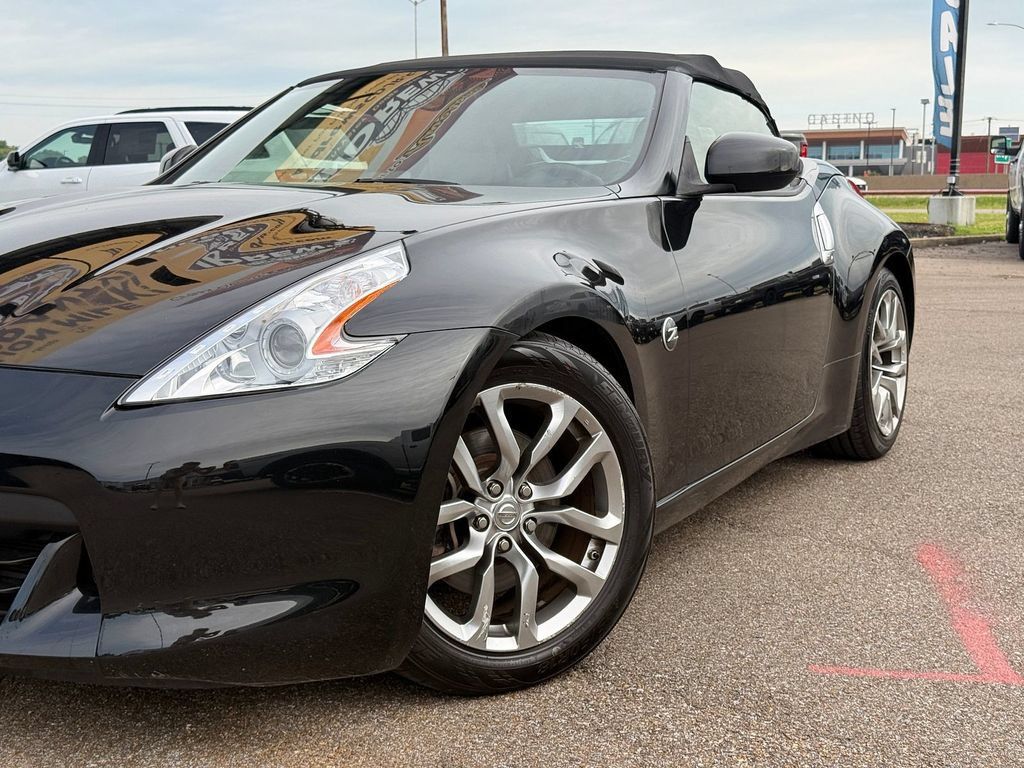 Used 2011 Nissan 370Z Touring RWD image 10