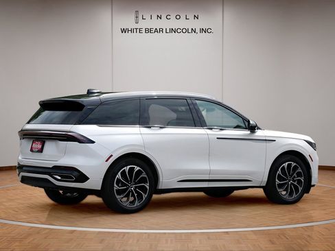 Used 2025 Lincoln Nautilus Reserve AWD/4WD image 5