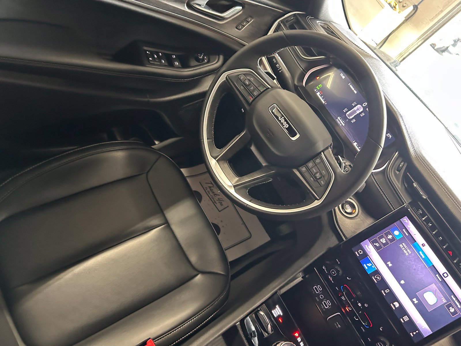 Used 2025 Jeep Grand Cherokee Limited w/ Black Appearance Package AWD/4WD image 27