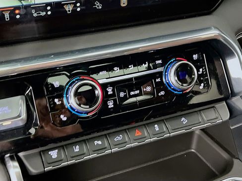 Used 2025 GMC Sierra 2500 Denali Ultimate image 15