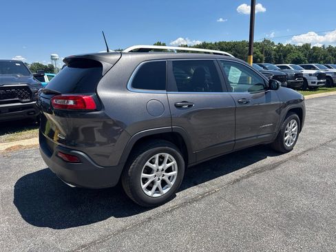 Used 2018 Jeep Cherokee Latitude Plus w/ Comfort/Convenience Group AWD/4WD image 7
