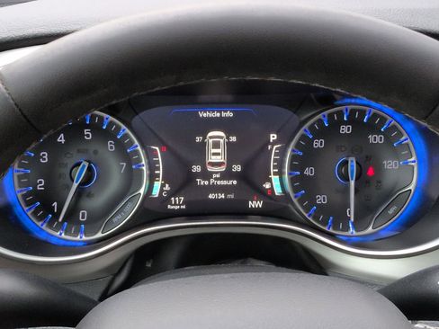 Used 2023 Chrysler Pacifica Limited w/ Uconnect Theater Family Group image 25