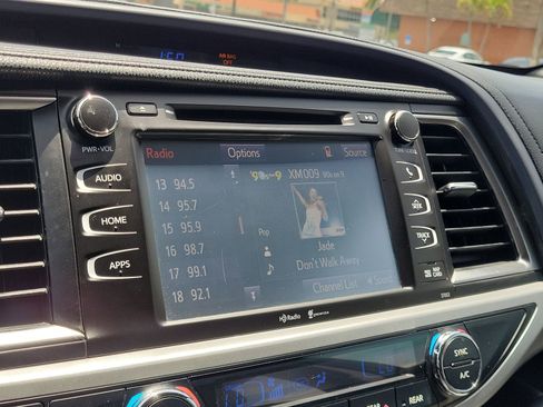 Used 2015 Toyota Highlander XLE FWD image 25