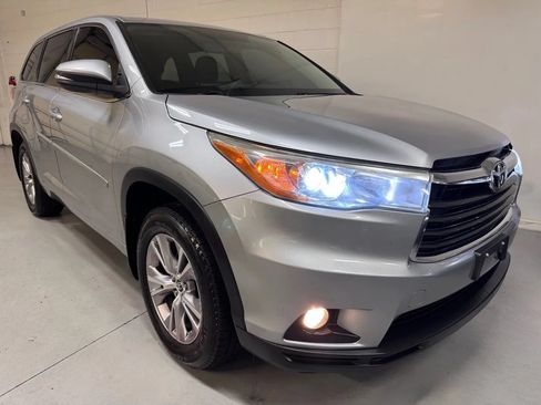 Used 2016 Toyota Highlander LE AWD/4WD image 1