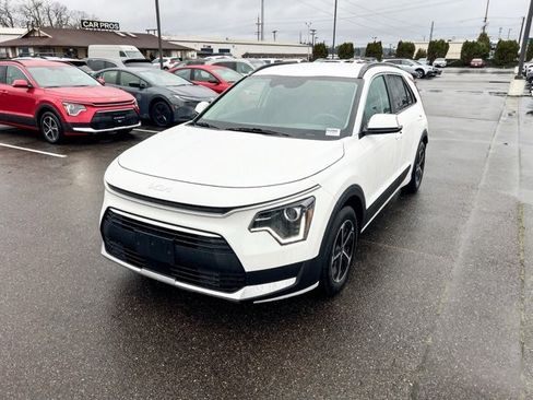 Used 2024 Kia Niro EX image 3