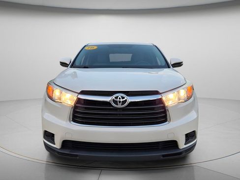 Used 2016 Toyota Highlander LE FWD image 4