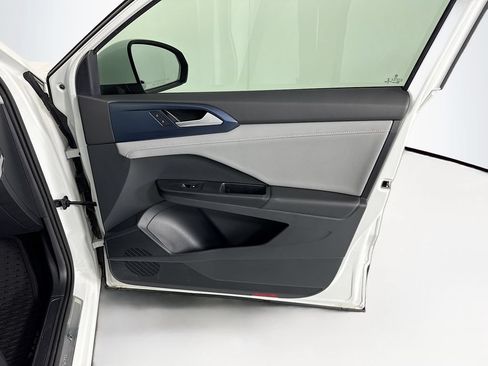 Used 2023 Volkswagen Taos SE w/ Panoramic Sunroof Package FWD image 25