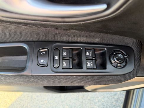 Used 2017 Jeep Renegade Latitude image 10