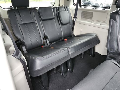 Used 2011 Chrysler Town & Country Touring-L w/ Entertainment Group #2 FWD image 19